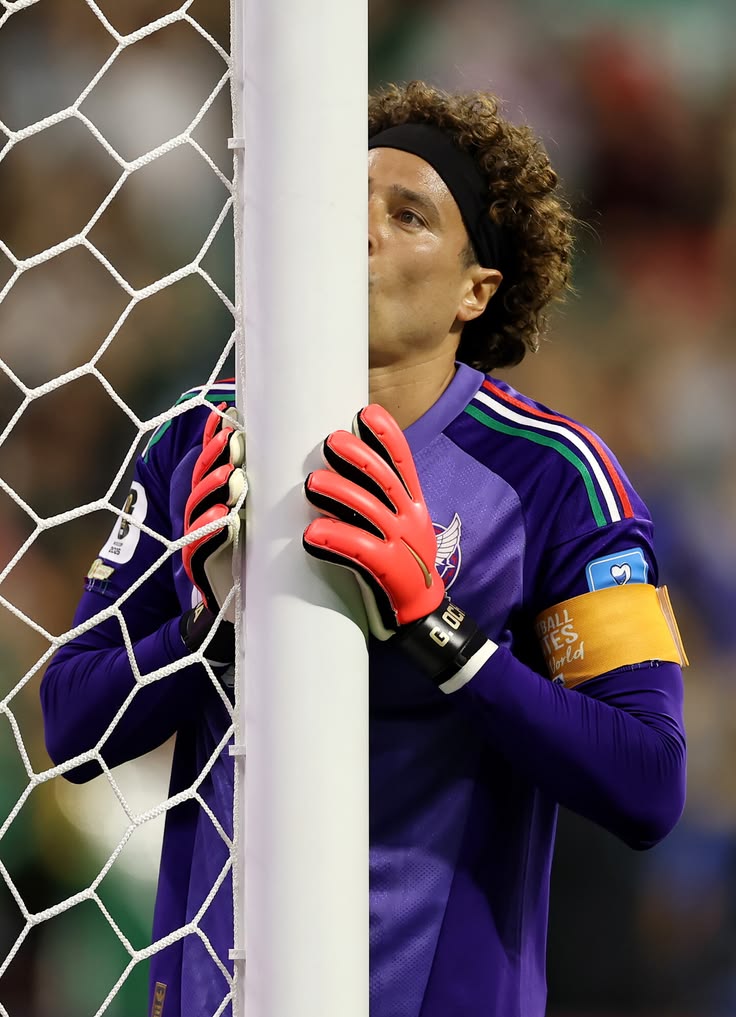 Daniele_Bit's tweet photo. ¡Feliz cumpleaños a mi portero favorito de todos los tiempos! 🧤 Que Dios te bendiga siempre y que este nuevo ciclo esté lleno de momentos que hagan brillar tus ojos de felicidad y te hagan sonreír al máximo. ¡Te quiero muchísimo Memo Ochoa! 🥺💜🧤⚽✨
@yosoy8a https://t.co/LG5cJ7dM5U