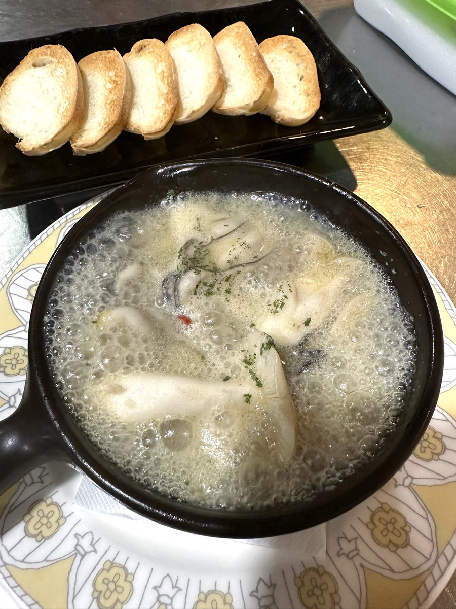 KansCafe's tweet photo. 今日は暑そうですね💦

「牡蠣のアヒージョ」　¥980(1,078)

くっぐつに煮込んだアヒージョ‼️
こんな暑い日に？って思うかもしれませんが涼しい店内で食べるアツアツは最高です✨✨

別売スライスバケット¥380(418)をつけて食べるとより美味しい😋

ディナーでご注文いただけます‼️ https://t.co/btrMCO6w9e