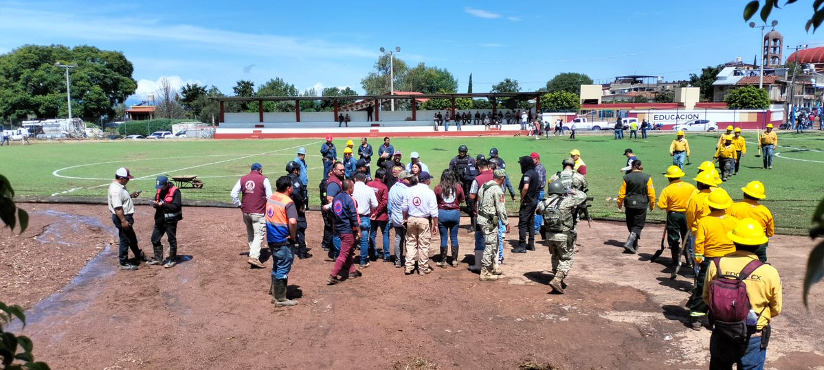 SS_Edomex's tweet photo. 🧹🤝 La #SSEdoMex participó en labores de limpieza en la comunidad de San Pedro Tenayac, en #Temascaltepec, en coordinación con autoridades municipales, @Defensamx1 , @GN_MEXICO_, @Probosque_, DIF y Protección Civil.

Estas acciones contribuyen a la recuperación de espacios públicos y al bienestar de las familias mexiquenses. 👮🏻‍♀️👮🏻‍♂️🌿