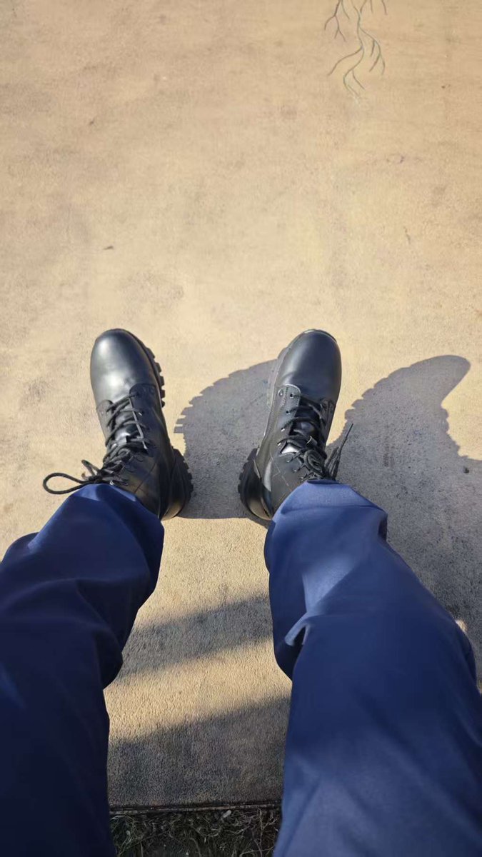 peng526's tweet photo. 这靴子皮的面积极大，对于我这种脚爱出汗的人来说，只能冬天穿，其它季节必定捂脚出大汗。 https://t.co/av7BAZJlBn