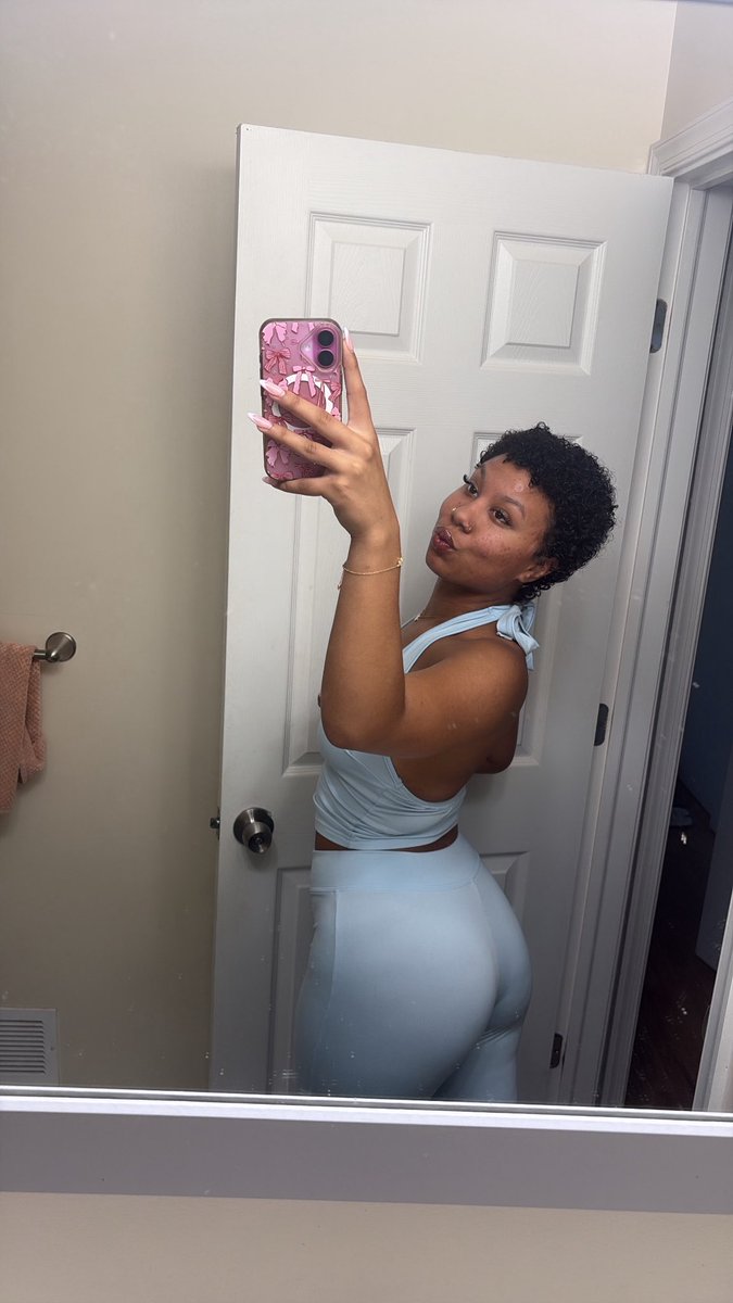 pixiehxe's tweet photo. I’m turning 21 at 12am 😛 #chudai #cancerszn #birthdaybaddie https://t.co/L8LLIXY2vO