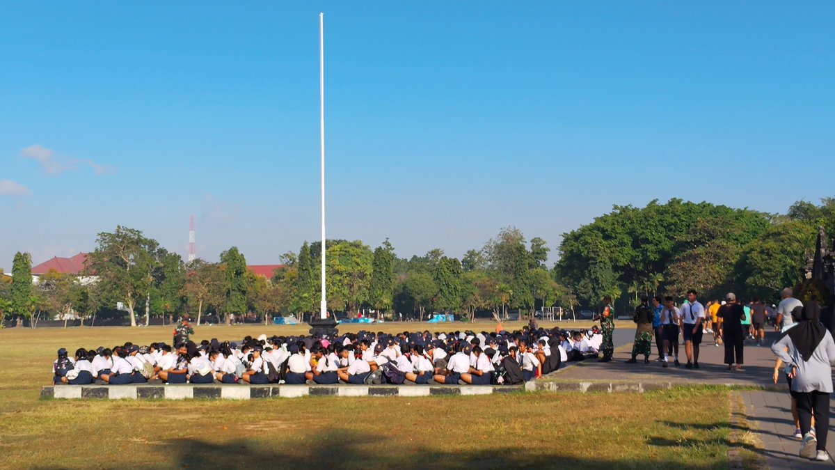 ruangantara0's tweet photo. Ada fenomena baru yang belakangan ini menarik perhatian, Tentara mulai hadir dalam kegiatan MPLS. Hari ini aku melihat langsung sekelompok siswa SMP yang sedang menjalani MPLS. Yang membuatku terkejut, kegiatan mereka bukan berlangsung di ruang kelas bersama guru atau kakak pendamping, melainkan di lapangan dengan materi yang dipandu tentara. Anak-anak itu duduk di bawah terik matahari, dijemur. Pemandangan ini terasa janggal karena MPLS selama ini identik dengan pengenalan lingkungan sekolah, budaya belajar, dan proses adaptasi, bukan pelatihan bergaya militer.

Fenomena ini memunculkan pertanyaan yang lebih besar, mengapa institusi militer kini semakin sering hadir di ruang-ruang sipil, termasuk sekolah? Jika keterlibatan tentara dalam pendidikan terus meluas, perlu ada diskusi yang terbuka mengenai batas peran masing-masing institusi.

Sekolah semestinya menjadi ruang yang membangun rasa ingin tahu, berpikir kritis, dan tumbuh dalam suasana yang aman serta mendidik. Karena itu, wajar jika banyak orang mulai bertanya-tanya apakah pendekatan semacam ini benar-benar diperlukan, atau justru menandai semakin meluasnya peran militer ke berbagai lini kehidupan sipil.