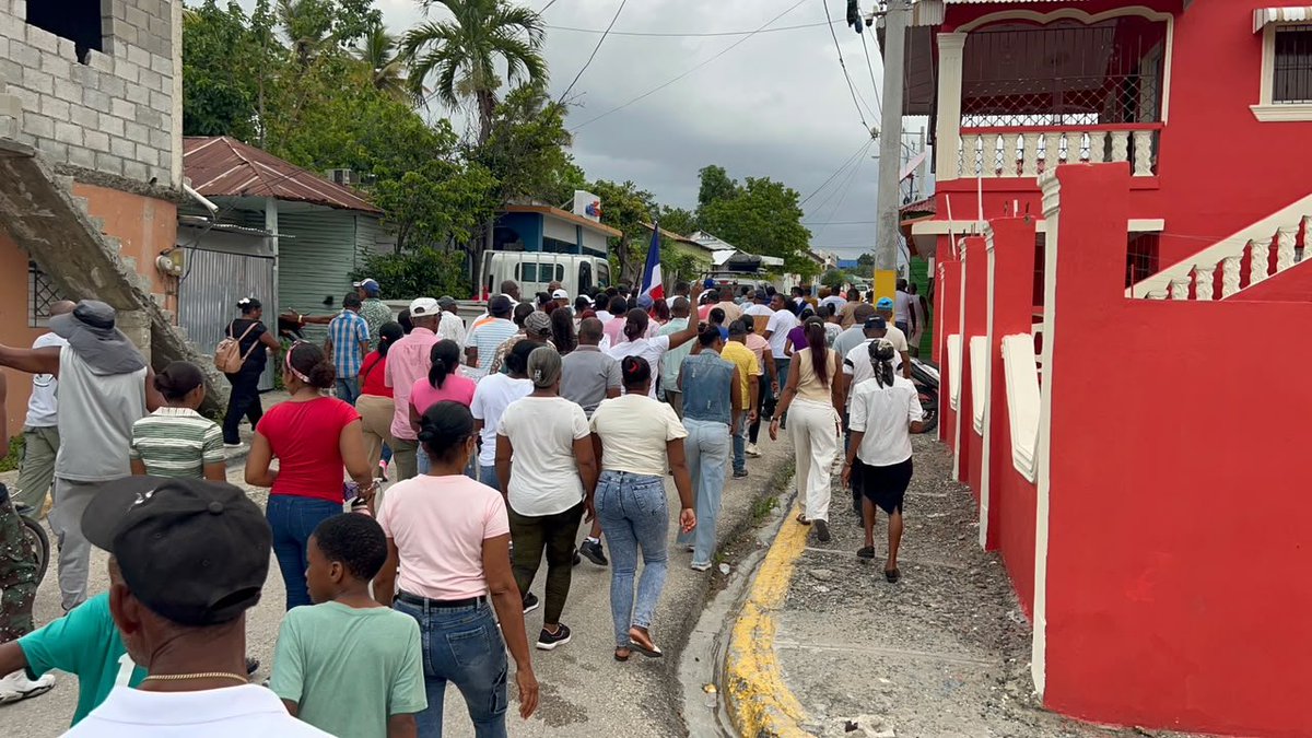 elnuevodiariord's tweet photo. Residentes del municipio de Vallejuelo realizaron este lunes una marcha para exigir la atención de varias necesidades que según denunciaron afectan a la comunidad.

#ElNuevoDiarioRD🤳 https://t.co/Jcw80TRkcW