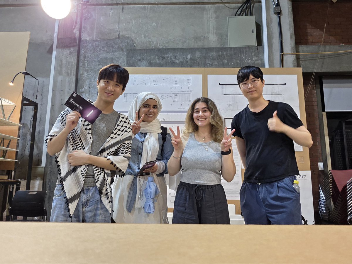 snusoobak's tweet photo. 💡서울대 건축학과 학생 주마나(재한 팔레스타인인)의 졸업전시회 (ENG below ⬇️)

한국 최초의 팔레스타인 연대 동아리 ‘서울대 수박’의 공동 설립자 주마나의 졸업전시회가 7월 9일부터 14일까지 진행됩니다.

주마나의 프로젝트 ‘알 마나라(Al-Manara)’는 지식과 창의성을 밝히는 등대와 같은 역할을 하는 공공도서관을 제안합니다.

‘알 마나라’는 아랍어로 등대(Beacon of Light)를 뜻하며, 단순한 도서관을 넘어 지식과 창의성의 중심이자 공동체를 연결하는 공간을 지향합니다.

이 프로젝트는 청년들이 미래를 이끌어 갈 수 있도록 교육과 배움의 공간을 제안합니다. 또한 이슬람 황금기의 ‘지혜의 집(House of Wisdom)’이 남긴 지적 유산과, ‘빛은 곧 지식’이라는 아브라함계 전통의 의미를 건축으로 풀어냈습니다.

특히 도시의 격자형 도시계획과 메카를 향하는 키블라(Qiblah)의 방향성을 연결해, 지역의 역사와 문화, 공동체의 삶을 존중하는 새로운 공간 질서를 제안한 점이 인상적입니다.

깊이 있는 연구와 창작으로 졸업작품을 선보인 주마나가 자랑스럽습니다. 주마나의 뜻깊은 성취에 많은 관심과 응원을 부탁드립니다!

📍 서울대학교 관악캠퍼스 제1파워플랜트(68동)
🗓 남은 전시기간: 7/13(월) 10:00~20:00, 7/14(화) 10:00~15:00