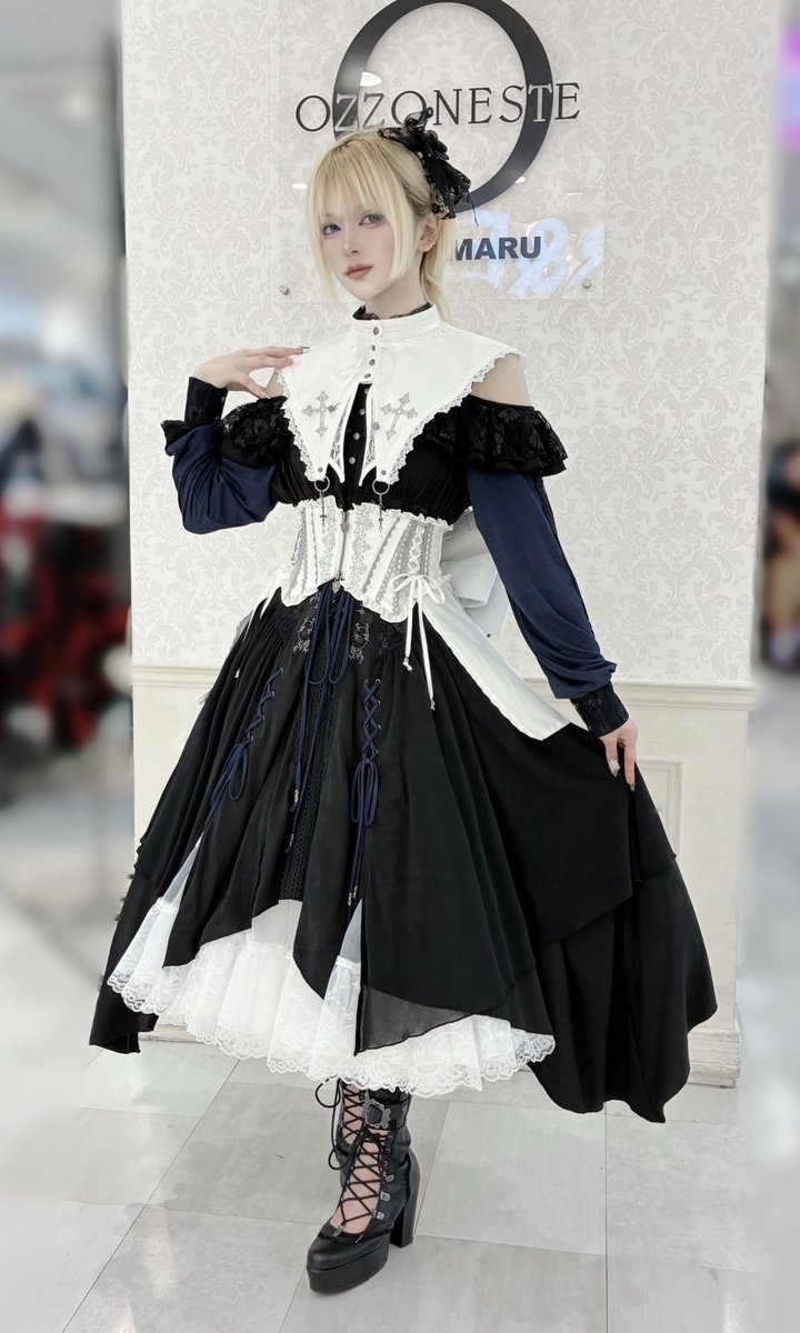 こんにちは🕊 黒🖤×白🤍の #クラシカルロリィタ 🪽 袖のネイビーが