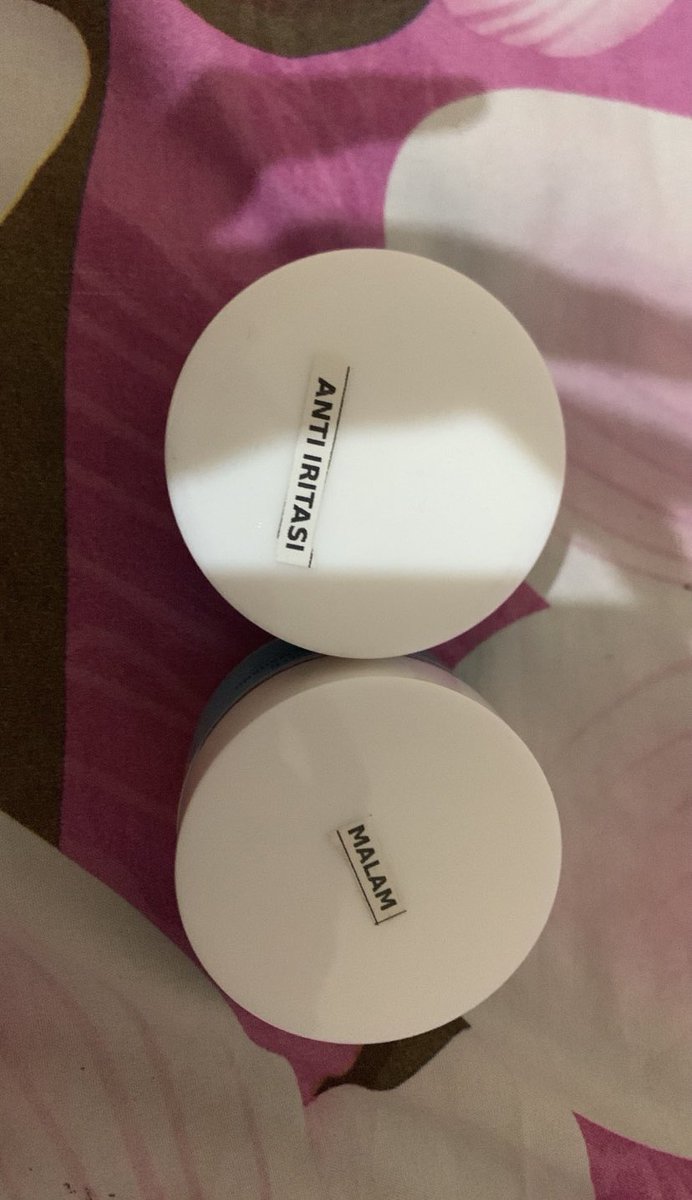 asikoiu's tweet photo. @undipmfs3 preloved cream anti iritasi sama cream ad2a premium naavagreen, baru bgt tdi malem dipakek cuma 1x, dipreloved karna bu bgt nder🙏 https://t.co/kDvyDvqdub