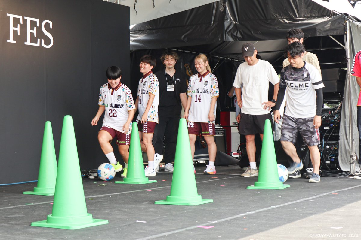 fukuyamacityFC's tweet photo. 先日、エグゼクティブパートナーである #株式会社ファーストクリエート 様（GOLF & PHYSICAL TRAINING Evolvin） 主催の「#EvolvinGOLFROCKFES2026」に参加しました！

ステージでは、福山シティFC・福山シティFC Reinaのクラブ紹介に加え、選手とのドリブル対決も実施⚽️✨

👥参加選手
🔹福山シティFC
#出口貴也 選手、#大野哲煥 選手
🔸福山シティFCReina
#松岡芳実 選手、#坂本結菜 選手、#中村亜海 選手

ご来場いただいた皆さま、そして貴重な機会をいただいた株式会社ファーストクリエート様、ありがとうございました！

#福山シティFC #福山シティFCReina