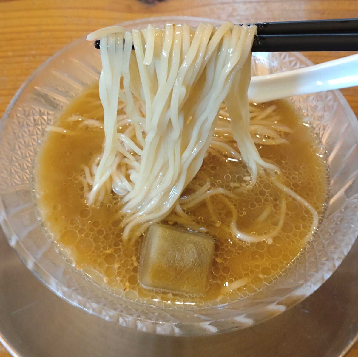dadadahappy84's tweet photo. 金谷　めん奏心さん😸②

冷煮干　かけ　味噌󠄀
コチラもあげ忘れ🙇
暑くなったら冷たい１杯も食べたいよねって事でヒヤニボ🧊
毎回って言うくらいに丸鶏とヒヤニボ味噌󠄀のセットばかっか(笑)
だって美味しいんだもん🤣🤣🤣
繁忙期になったら食べる回数も限られるから食べておかないとだね✊ https://t.co/VS8tTXlPtD