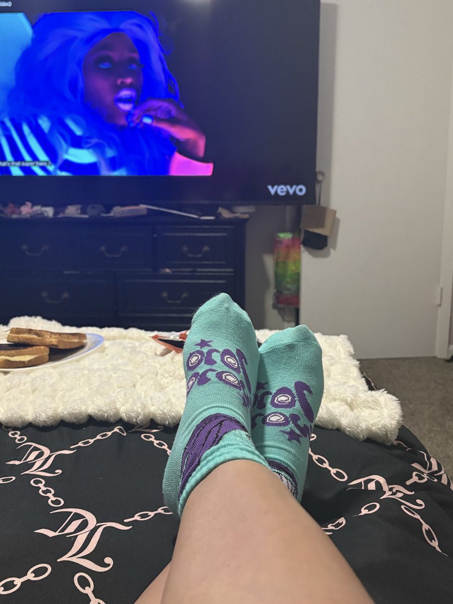 jasmiiiiinez's tweet photo. chilling, what’s up ? #feetfetısh https://t.co/QuFct32QYX