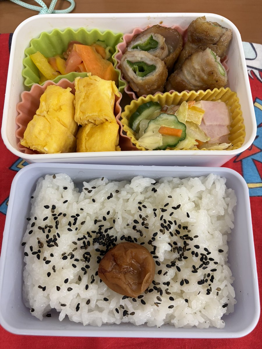 tedchichan's tweet photo. 卵焼き
ピーマン肉巻き
アスパラ肉巻き
にんじんとパプリカのマリネ
コールスローサラダ

#お弁当部 https://t.co/Z5l83HQTj3