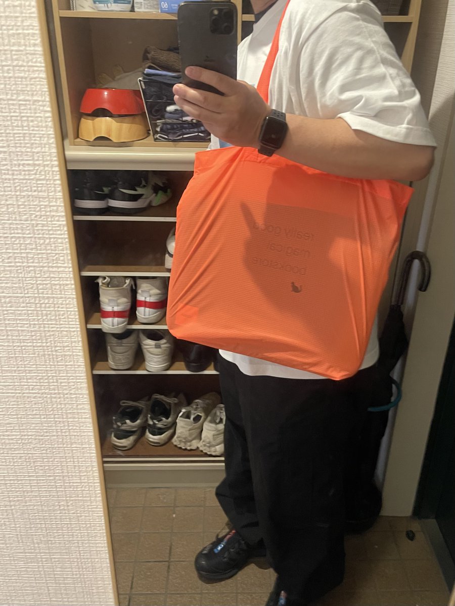 gaspard_book's tweet photo. [サイズ感につきまして]
ご好評をいただいております、弊店オリジナルアイテム。ここまで反響があるとは思わず、大変ありがたい限りです🐈‍⬛✨

誠にありがとうございます！

お届けまでご注文から七〜八営業日を頂いており、到着までお時間かかってしまい恐縮ですが、今しばらくお待ちいただけますと幸いです。

さて、詳細ページのサイズ記載だけでは、なかなか大きさが想像しにくかと思います。サイズ感に関しますお問い合わせも頂いております。
そこで、少々お見苦しい写真で申し訳ないのですが、弊店店主の自撮りを参考に貼らせて頂ければと思います。
（ちょっとコレでも判りにくいと思いますが....）

身長172cm
体重は秘密🤫です💦
TシャツのサイズはXL

となります。

ご参考になれば幸いです🙇‍♂️