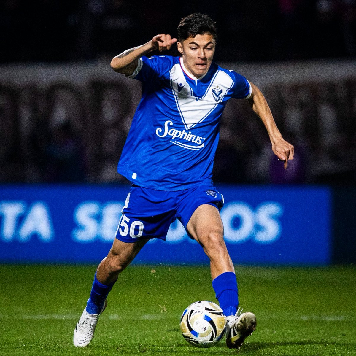 SOrtiz2004's tweet photo. 🚨 ¿Nueva salida en el Fortín? 🚨

👉🏻 River tendría negociaciones MUY AVANZADAS por Tobias Andrada. 

📌 El Millonario trabaja con Vélez en la compra del 80% de la ficha del Mediocampistas de 19 años en una cifra cercana a los US$ 7 millones.

ℹ️ @GerGarciaGrova https://t.co/d6BxyQpMb2