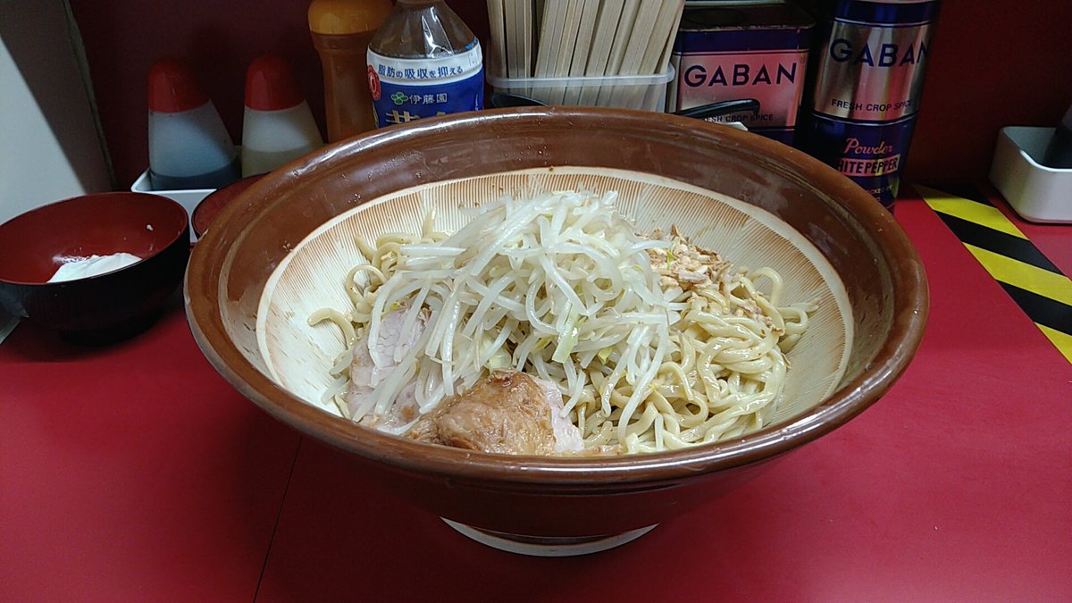 360tento's tweet photo. ラーメン二郎 中山駅前店
㈮と同じ席に
冷4674は鉢にしがちで体重↗↗の
懸念から㈯の🌃だし
半分でと思っていたが
いつもと違う布陣にﾜｸﾜｸし
ダイエット作戦失敗…
今宵はフラオニが白い
また冷4674定食のスープ登場で
体重↗↗増加したと思われる https://t.co/pgat4LlM2o