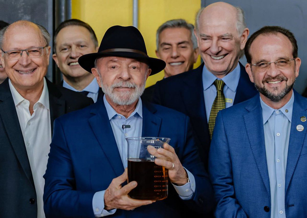 geraldoalckmin's tweet photo. Fizemos hoje uma agenda de futuro com o presidente @LulaOficial em SP. Em São Caetano, um futuro verde e sustentável com o início dos testes para o aumento da mistura do biocombustível no diesel para até 25%, o que pode baratear o custo do frete e diminuir as emissões na nossa logística. Já em São José dos Campos, no Instituto de Aeronáutica e Espaço, foi apresentada a primeira turbina de geração de energia elétrica movida à etanol, mais uma inovação brasileira que o mundo busca: energia barata e sustentável. 📸 @ricardostuckert
