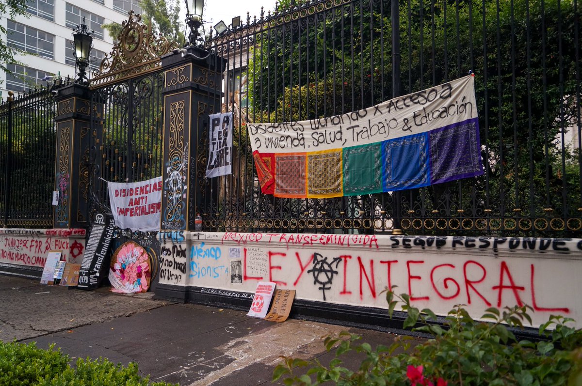 sagoromero's tweet photo. Colectivos trans y no binaries levantaron este jueves 9 de julio, el plantón que sostenían en las inmediaciones de @SEGOB_mx después de tres semanas de movilizaciones y una mesa de diálogo fallida. https://t.co/4U138JwkFg