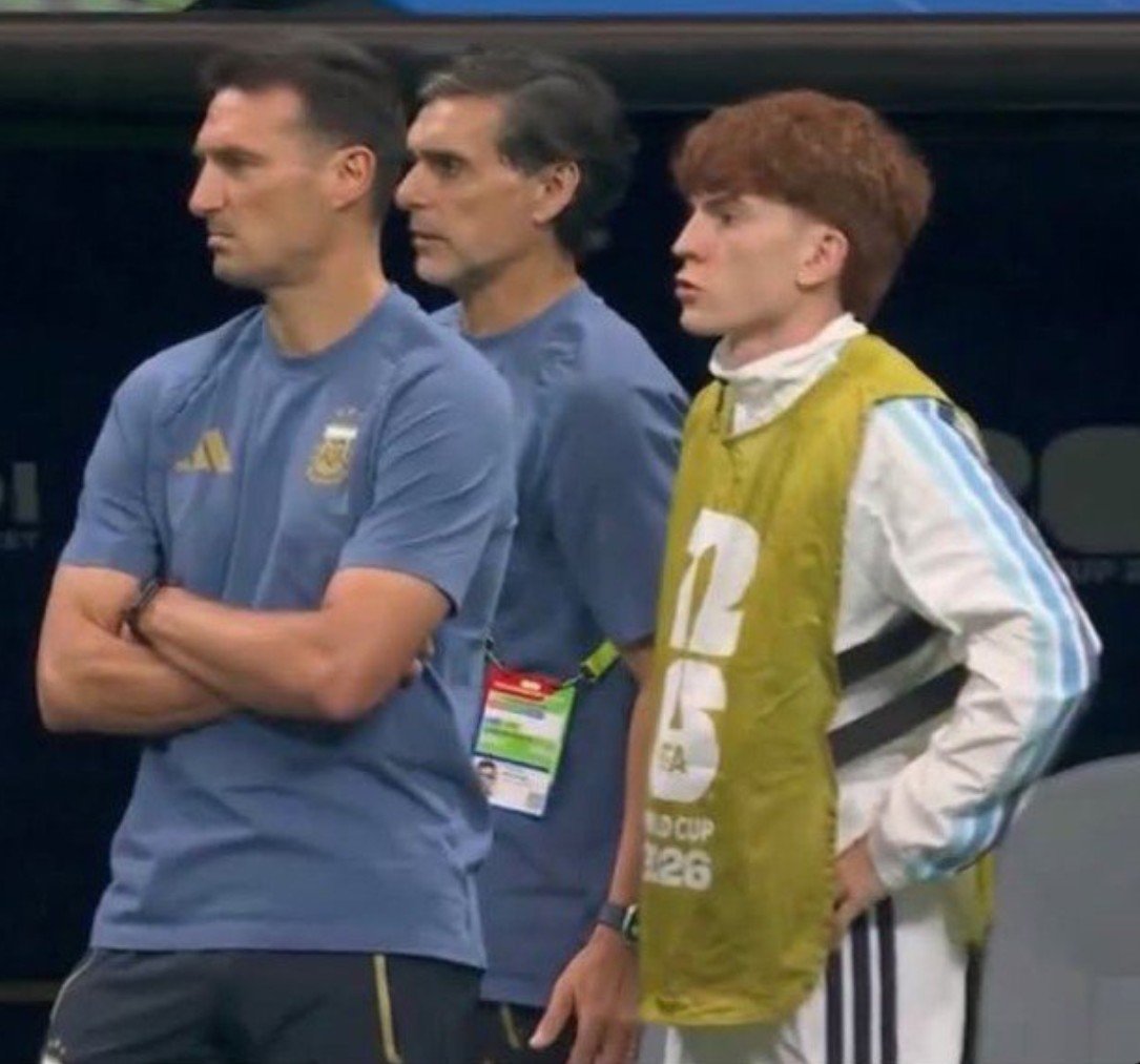 Antonyyoel09's tweet photo. @rodriisolanoo +Estás para correr, Colo?
-Sí Lío. 
+Andá a decirle a Nico Gonzalez que va a entrar https://t.co/xMCgutdLzm