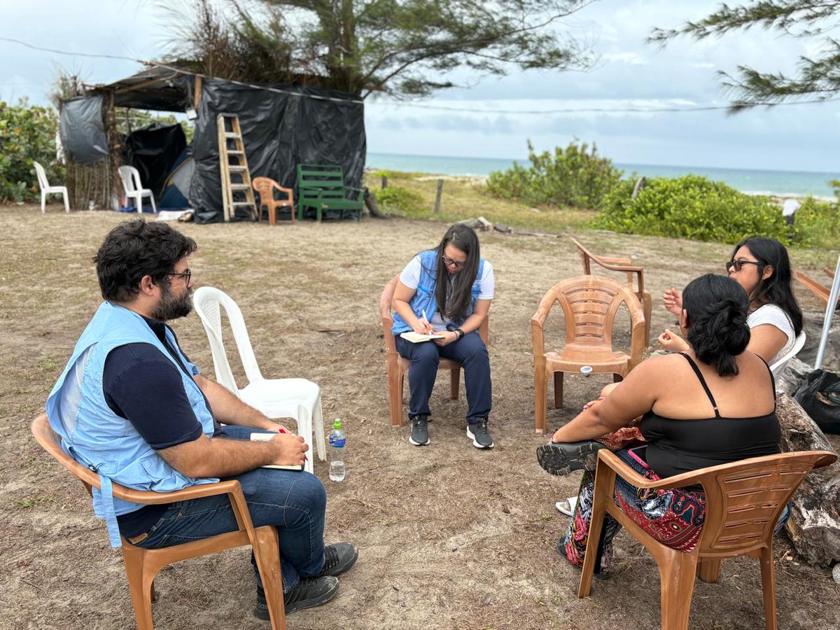 OACNUDHHN's tweet photo. #OACNUDH visitó la comunidad garífuna de San Juan, Tela, donde sostuvo un diálogo con representantes de la comunidad y de la @OFRANEH.

Durante la visita, la Oficina escuchó las principales preocupaciones sobre los posibles impactos en los derechos humanos de las comunidades garífunas, así como los desafíos relacionados con el respeto de sus derechos territoriales.

OACNUDH reitera la importancia de que los asuntos vinculados con el territorio ancestral del Pueblo Garífuna sean abordados desde un enfoque basado en los derechos humanos, con respeto a sus formas de vida, costumbres y cosmovisión, y mediante procesos de consulta y consentimiento previo, libre e informado.

Asimismo, la Oficina recuerda que toda actuación estatal debe priorizar el diálogo, garantizar el respeto de los derechos humanos y evitar el uso del derecho penal para criminalizar la defensa de los derechos territoriales de las comunidades garífunas.

#DerechosHumanos #ProTierra 
Crédito de foto: @memzyarts