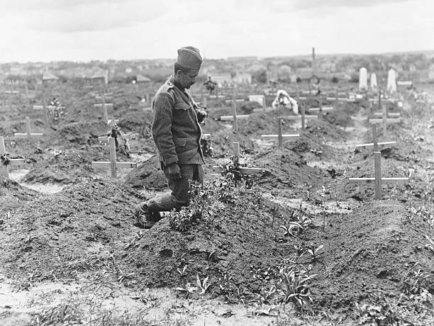 agw72718633's tweet photo. Srpski vojnik kleči na prijateljevom grobu. 
1915g. https://t.co/lnC3V3uFOg