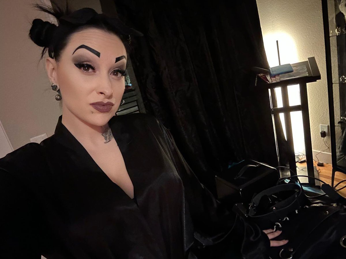 satanatrix_net's tweet photo. Kneel before me and surrender all you've got⛓️👠👑 https://t.co/lZvX37nhHG