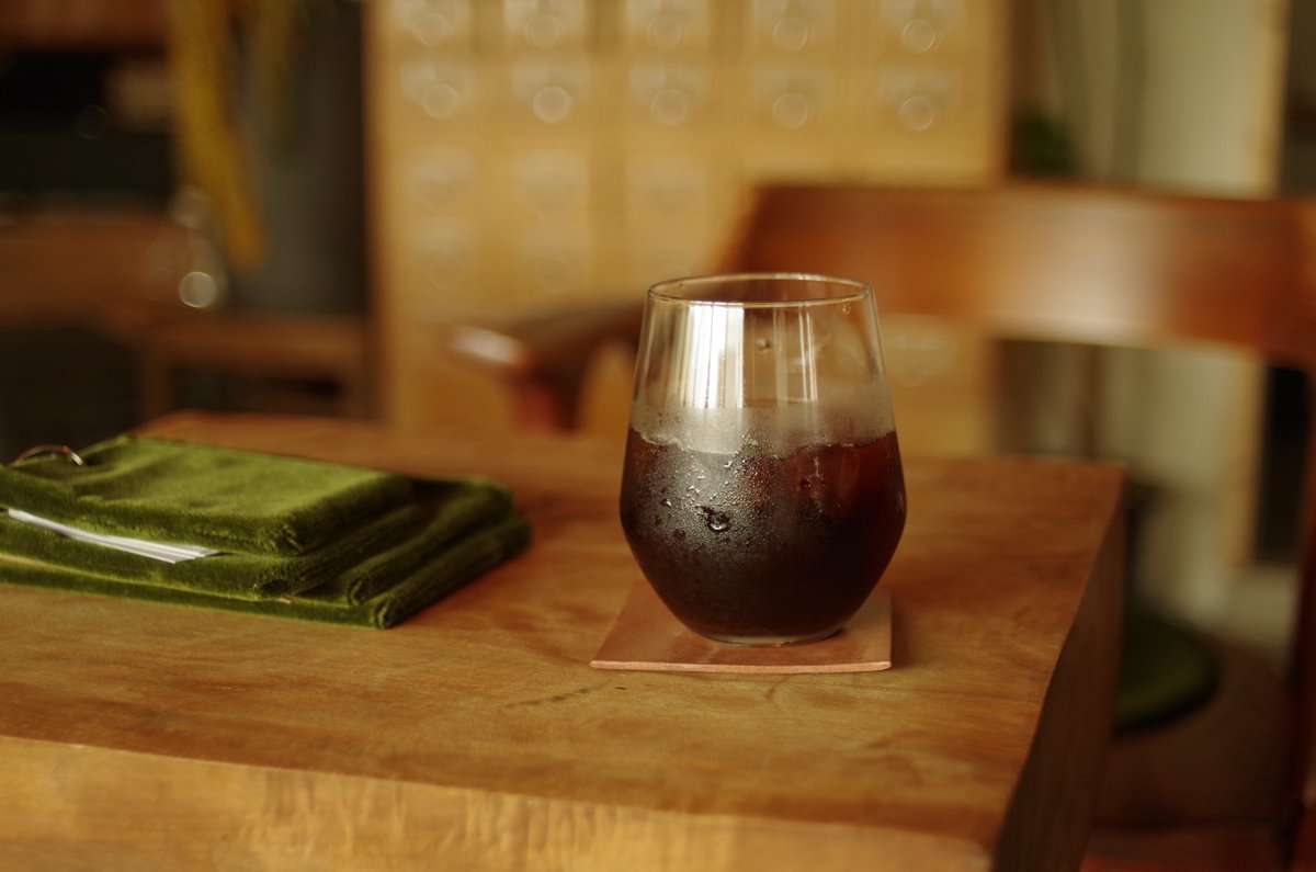 cafekeshipearl's tweet photo. 平日は11:00~19:30営業☕️

今週のアイスドリップ珈琲は「コロンビア/サンフランシスコ農園/カトゥーラ/フレンチロースト」です。

ケシパでもお馴染み、名産地ナリーニョの高標高(2150m!)の農園🇨🇴💕
コロンビアらしくどっしり深煎りですが、ロースト感で誤魔化すんではなく、味わいのバランス点を https://t.co/aHWjFQjfWD