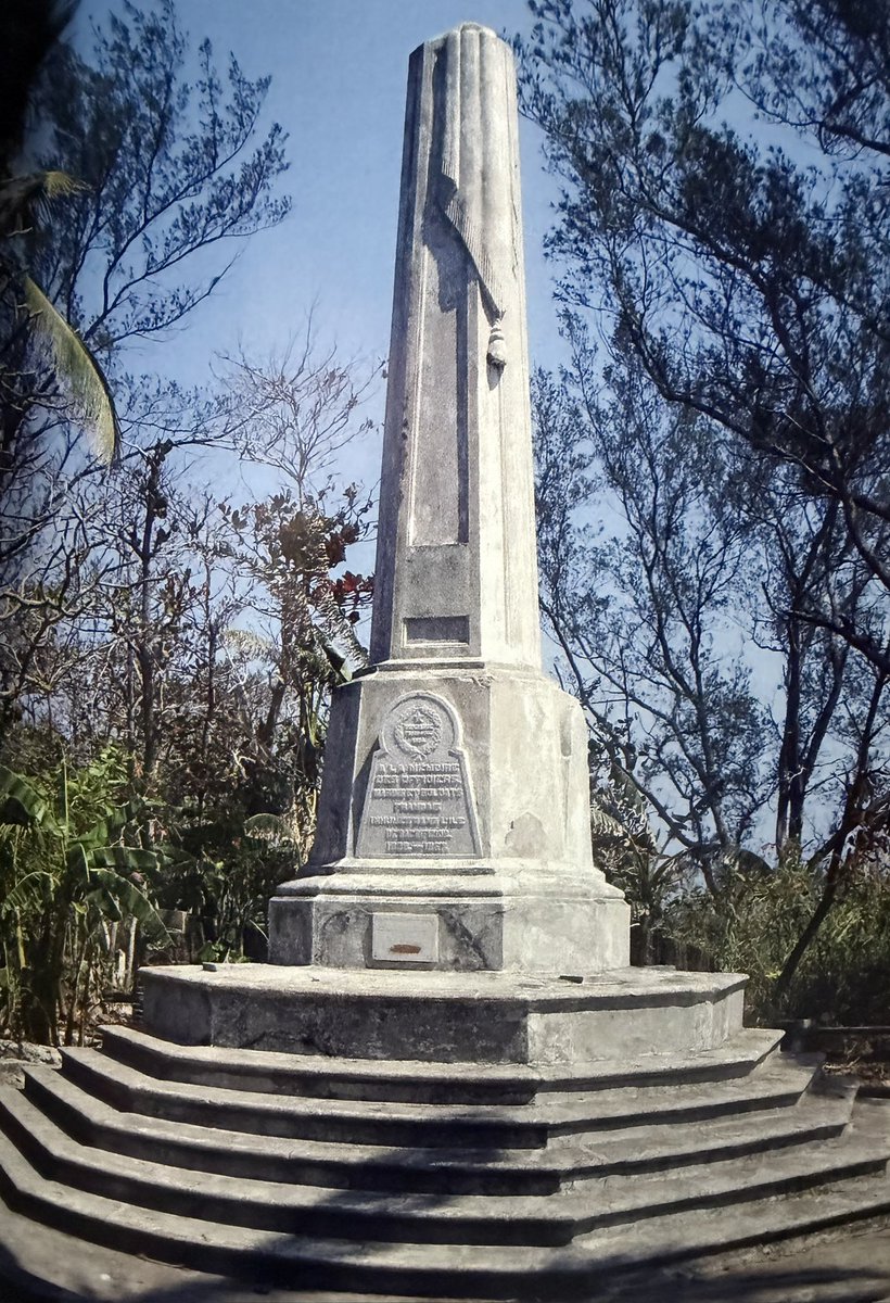 Cuauhtemoc_1521's tweet photo. ¿Sabías que en la Isla de Sacrificios existe un monumento dedicado a los soldados franceses que fueron inhumados en dicho sitio durante la intervención en México?

Este obelisco, ubicado frente al puerto de Veracruz, fue construido en 1893 por el gobierno francés para honrar algunos de los militares fallecidos durante la Segunda Intervención Francesa en México (1862-1867). La Isla de Sacrificios fue utilizada como lugar de sepultura para numerosos soldados y marinos franceses que no murieron en combate, sino víctimas de la fiebre amarilla, una enfermedad tropical que diezmó a las tropas expedicionarias durante su estancia en Veracruz.

Hoy, aunque la isla permanece cerrada al público para proteger su patrimonio histórico y natural, el monumento sigue en pie como testimonio de uno de los episodios más complejos de la historia entre México y Francia. Su presencia recuerda tanto el alto costo humano de la intervención como la posterior restauración de la República en 1867. Su inscripción dice (incluyendo a la “Guerra de los pasteles”:
 
LA MEMOIRE DES OFFICIELS
MARINS ET SOLDATS
FRANÇAIS
INHUMÉS DANS
L’ILE DES SACRIFICIOS
1838-1867
 Fotografía Héctor Strobel