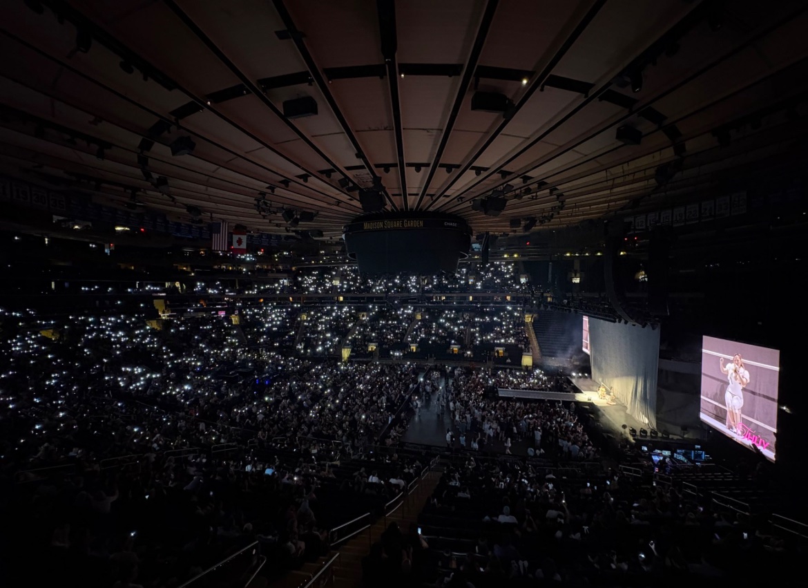 madisonchart's tweet photo. A look at Madison Beer’s crowd for her show in Madison Square Garden. #NycLocketTour https://t.co/j5ZWFanMc1