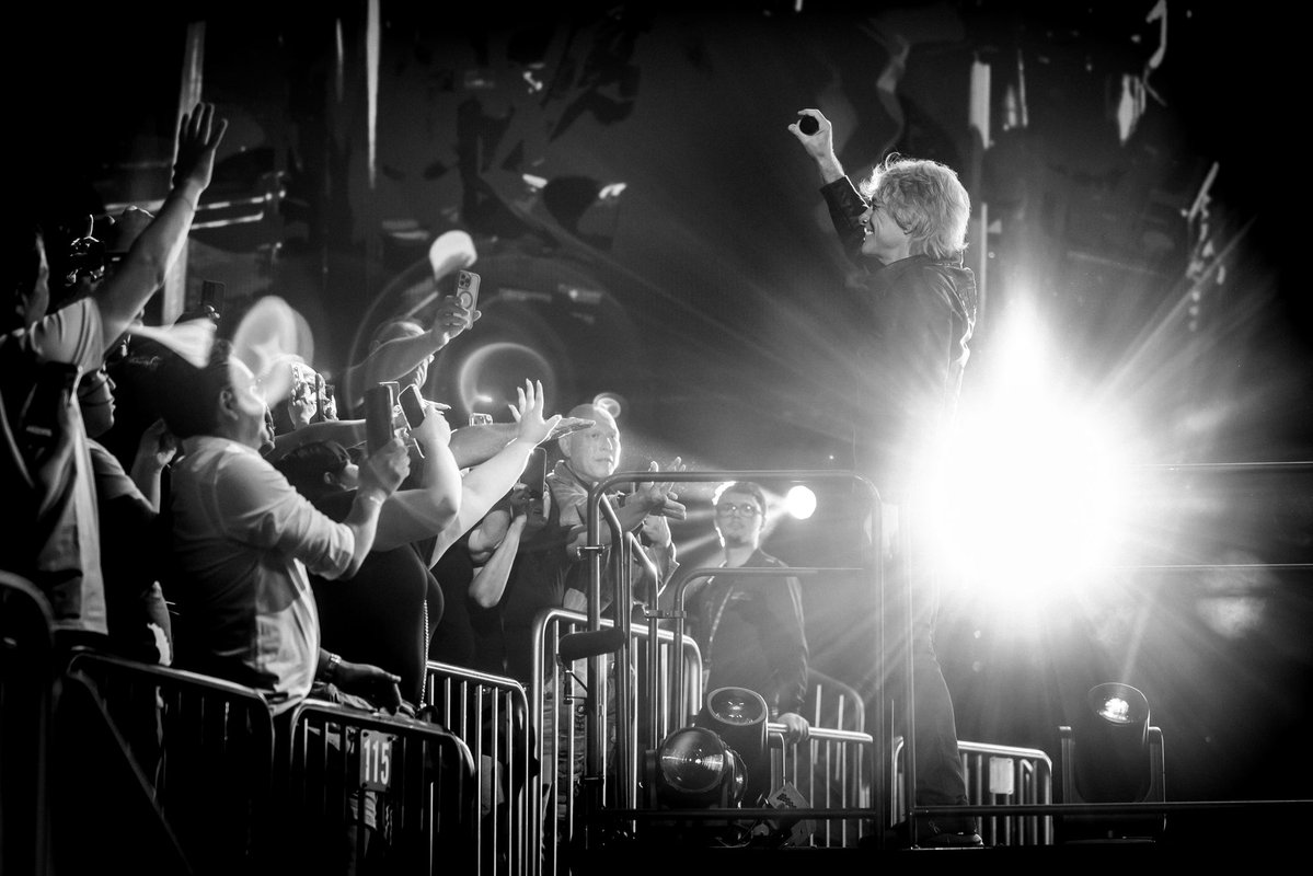 BonJovi's tweet photo. Sunday night @TheGarden. Night 3 you were LOUD!! 🤘  

📷: @davidbergman / @RichFury MSGE https://t.co/IAiTbtlw1j
