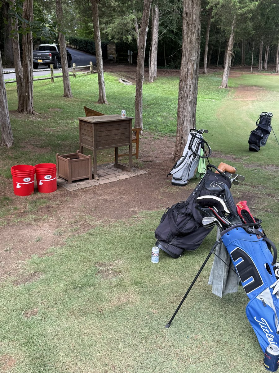 Plisken2112's tweet photo. Thank you to @HarryLigule and @MurrayGuitars for the hospitality today! Can’t ever turn down an invite to #bucketday! Course was spectacular as always, hope to make it back again. #kanawhaclub #grateful https://t.co/lCdWjAScwW