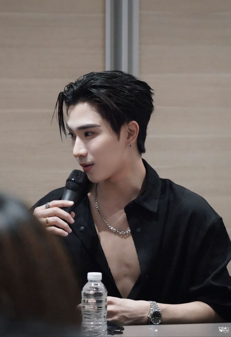 elonehianiii's tweet photo. อย่าหันข้าง ยิ่งหันข้างยิ่งเหมือน https://t.co/rsypYPZNZL