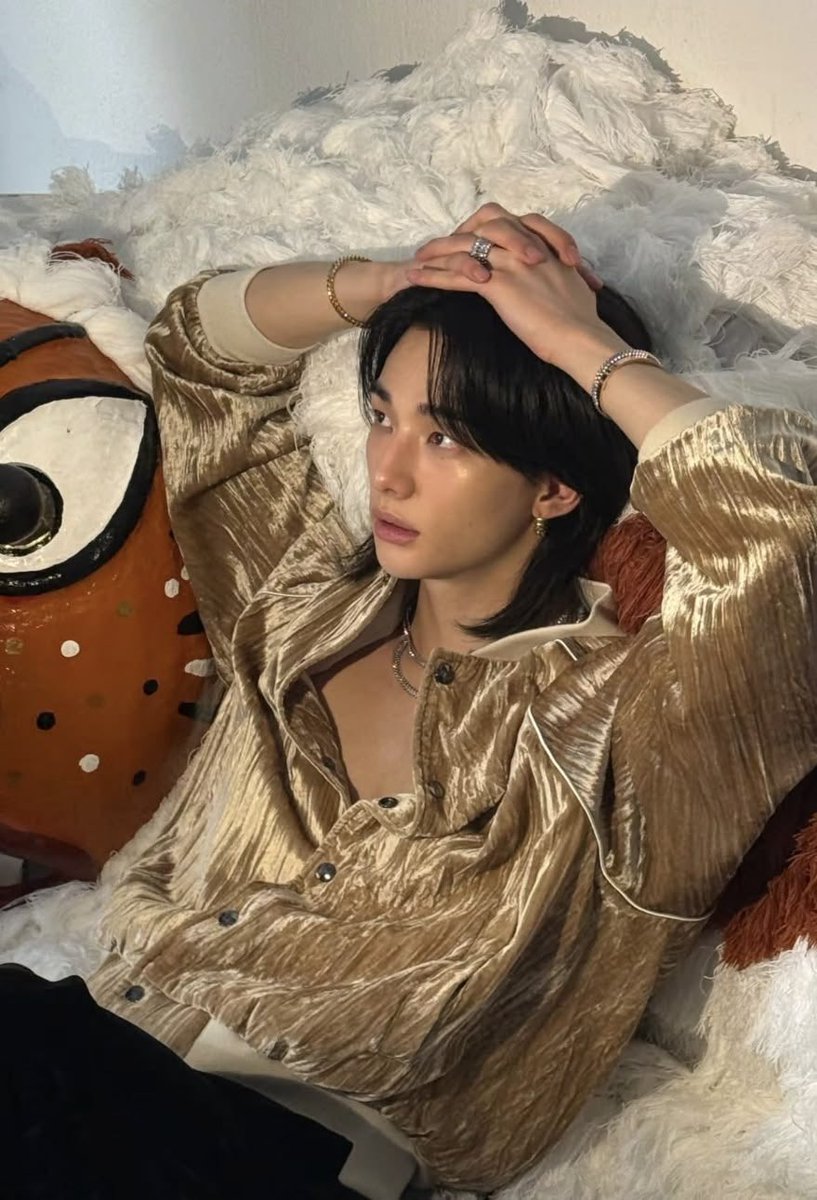 hxnjxnnnn's tweet photo. Hyunjin and this pose https://t.co/Uq7zbM80w2