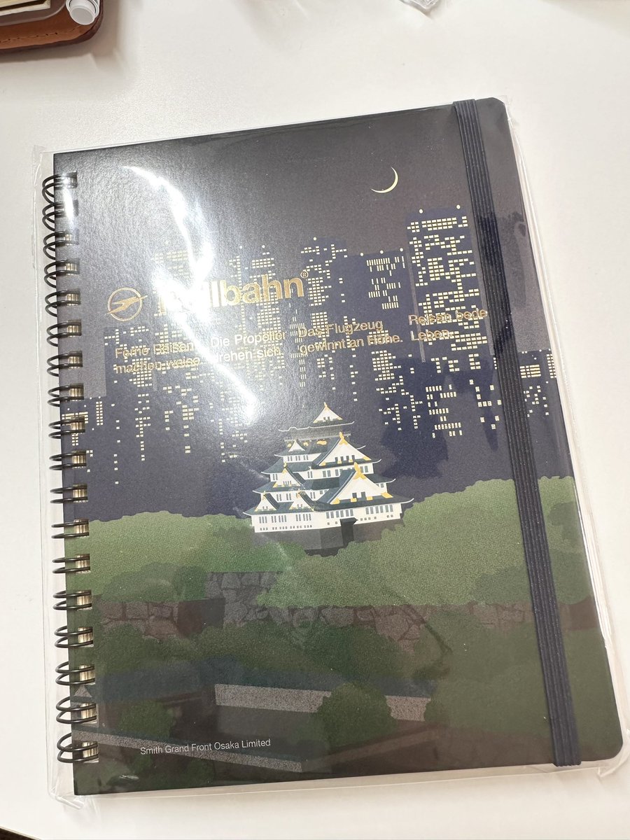 7Rv4lm's tweet photo. 新しいロルバーンが届いた！やっぱりこのデザイン、最高。夜空に浮かぶ大阪城が、どこか幻想的で、ずっと眺めていたくなる。これからこのノートに、どんな物語を綴っていこうかな。

 #Rollbahn #ロルバーン  #手帳 #大阪城 #手帳好きさんと繋がりたい https://t.co/mQKdutkjY3
