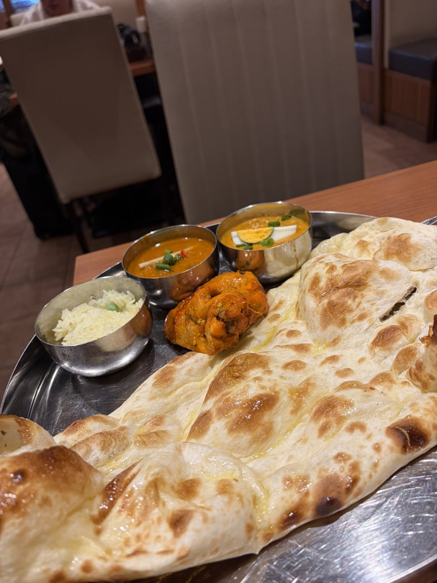 yuidayo_tea's tweet photo. 東京・麻布十番「インディアンダイニング マザーインディア 麻布十番店」

無性にビリヤニ食べたくなって来店🍛

まず大きさにびっくり👀
友達のナンもビリヤニもボリューミーでお値段以上のお得感🉐

日本米とは違う食感や味わいにコレコレ！って思いながら堪能✨

可愛い店内も魅力の1つ😍 https://t.co/5G50M1zclA