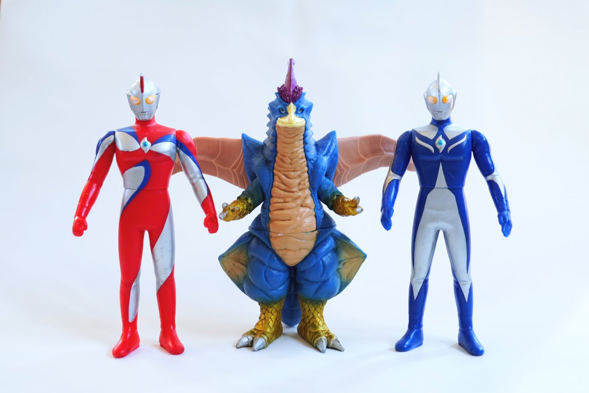 caffeine0951's tweet photo. まんだらけで当時のコスモスとリドリアスのソフビを衝動買い！
洗う→ドライヤーで自立するように補正→目立つ塗装ハゲだけリペイントしてみたらカッコよくなりました✨️
ドヤ顔リドリアスが可愛い😼
#ウルトラマンコスモス https://t.co/ocsBUtyuAj