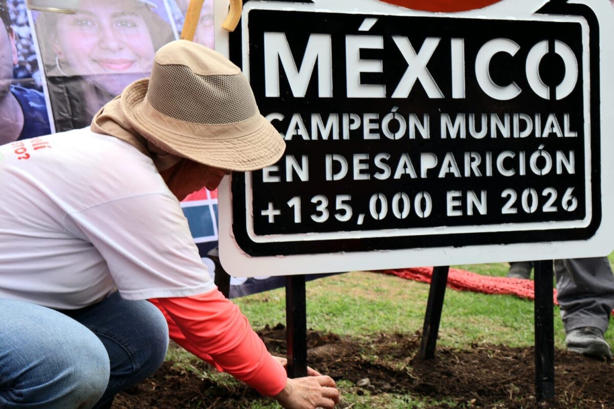 ur94935's tweet photo. 🗣️ Al cumplirse un año de la desaparición de Ana Amelí en el Ajusco, su madre encabezó una movilización en el Ángel de la Independencia. https://t.co/qtF2ZqvHbk