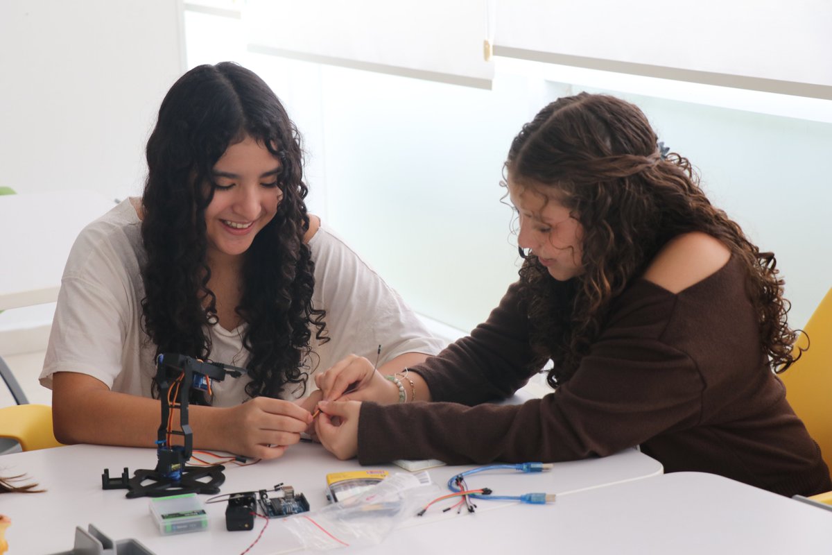 TECcampusCVA's tweet photo. Así comenzó Patrones Hermosos 2026.
Esta semana recibimos en Campus Cuernavaca a mujeres jóvenes que comparten la curiosidad por descubrir, crear y transformar el mundo a través de la ciencia, la tecnología, la ingeniería y las matemáticas. https://t.co/mzxVVgEeJ0