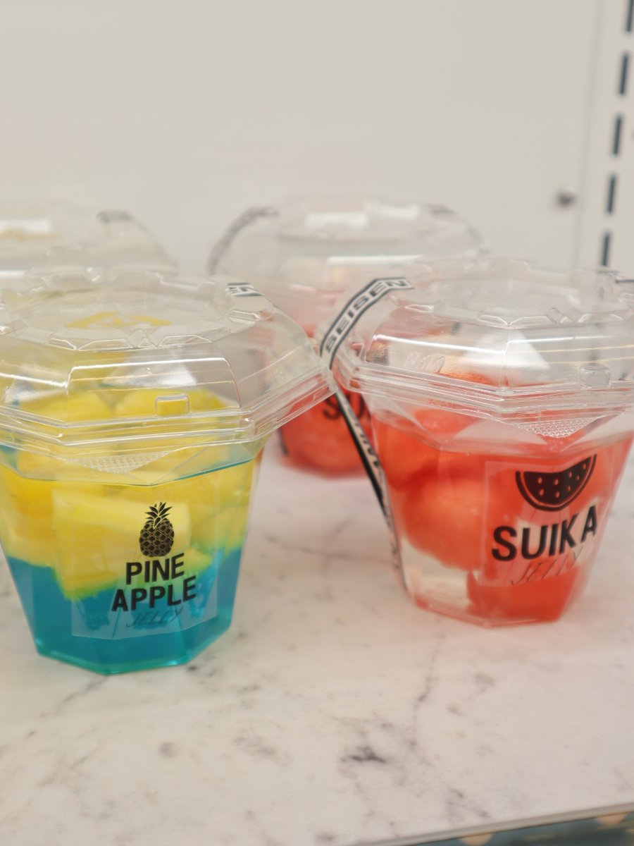freedommuranusi's tweet photo. フルーツサンドコーナーでは
今年も夏のゼリーが始まりました🌻

・波照間ブルーパイン
・ジューシーすいか

八百屋さんが仕入れて旬の新鮮なフルーツを使用しています🍉🍍 https://t.co/6mItok32Ez