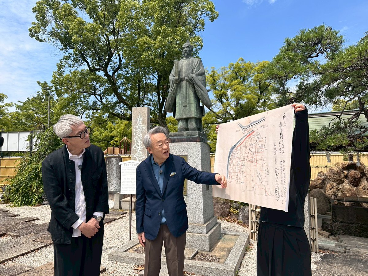 tx_ikegami's tweet photo. ＢＳテレ東　今夜7時～
『#池上彰と歩く謎解き日本地図』

豊臣秀吉と徳川家康のゆかりの地、名古屋へ💨

無類の地図好きの ＃池上彰 が歴史好きの #松重豊 
と古地図を片手に街を歩く。

常泉寺では副住職も初めて見るという
“秀吉直筆の書”を本邦初公開！

孤独じゃないグルメはひつまぶし🍴 https://t.co/ncKwROAtUc