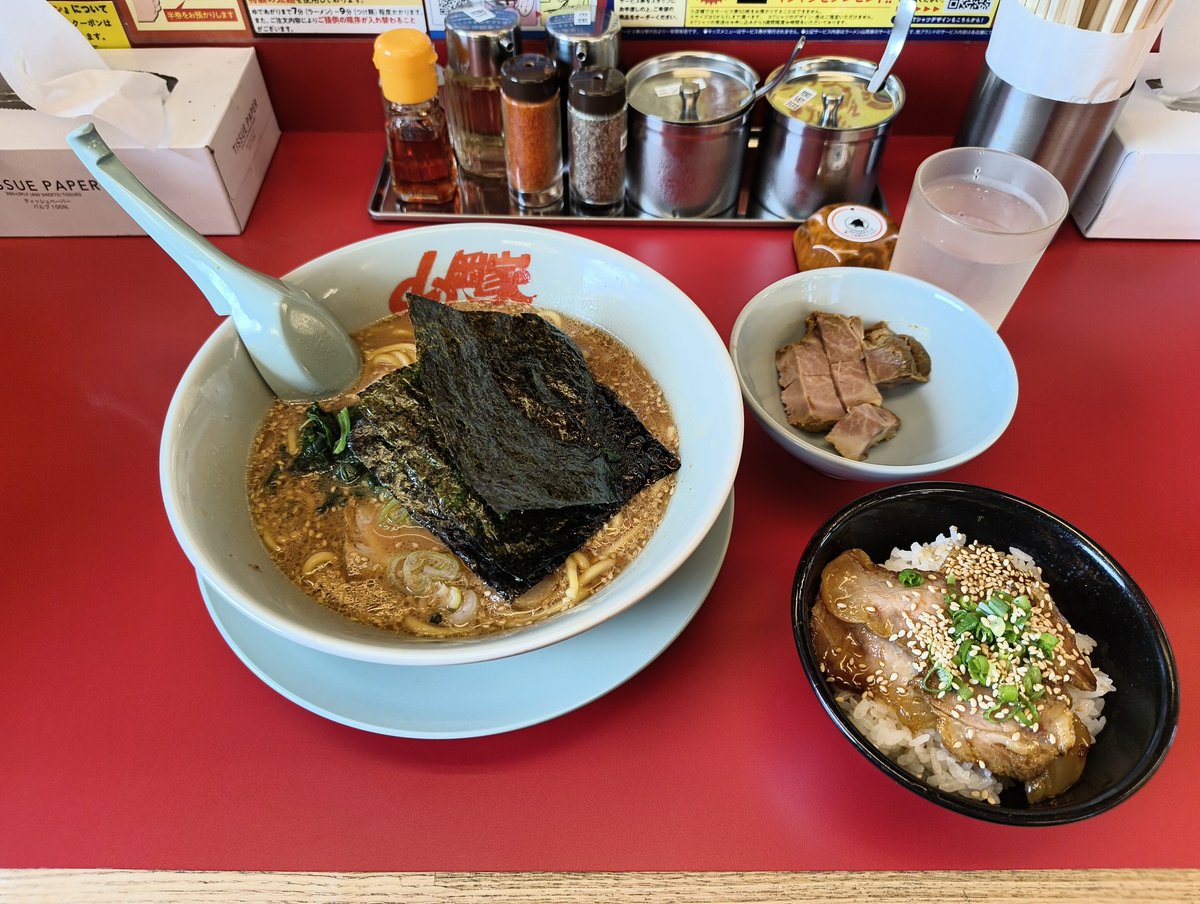 Beefcake1973's tweet photo. 夜勤明け
#山岡家
#瑞穂店
#24時間営業
#青梅街道
#来店ポイント
#レギュラーメニュー
#味噌󠄀ラーメン
#クーポン
#コロチャーシュー
#ポイントクーポン
#チャーシュー丼
誰もいないので一番席から店内風景✨
あえて別皿コロチャにチャーシュー丼で肉三昧😆
ごちそうさまでした🤤 https://t.co/9FPtZ4K4KA