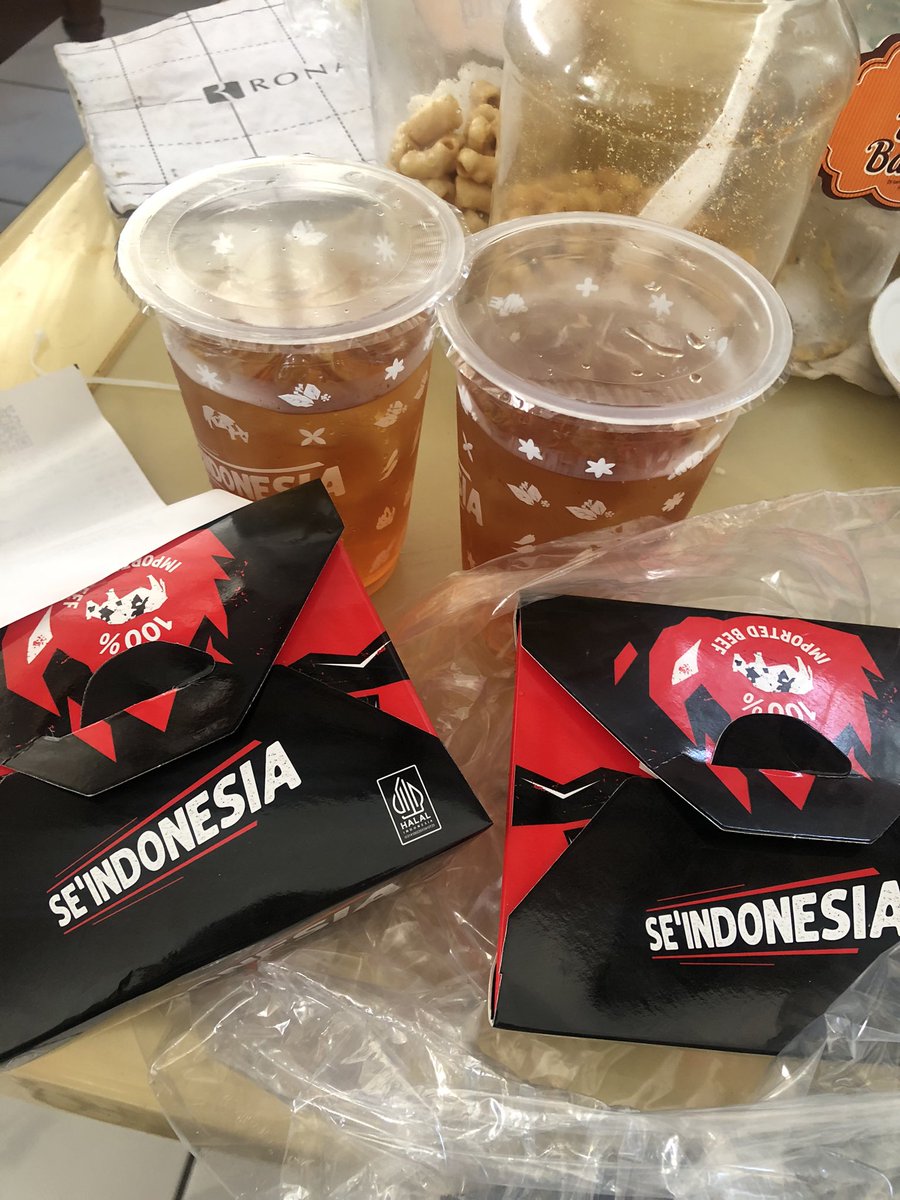 riyshaa77's tweet photo. in this economy makan siang 2 nasi 2 minum cuman 20k doang😭🙏🏻 di seindoesia https://t.co/ZgYowqxVNp 
#seindonesia #promo #promoshopefood #promograb https://t.co/gb6q6pKRWN