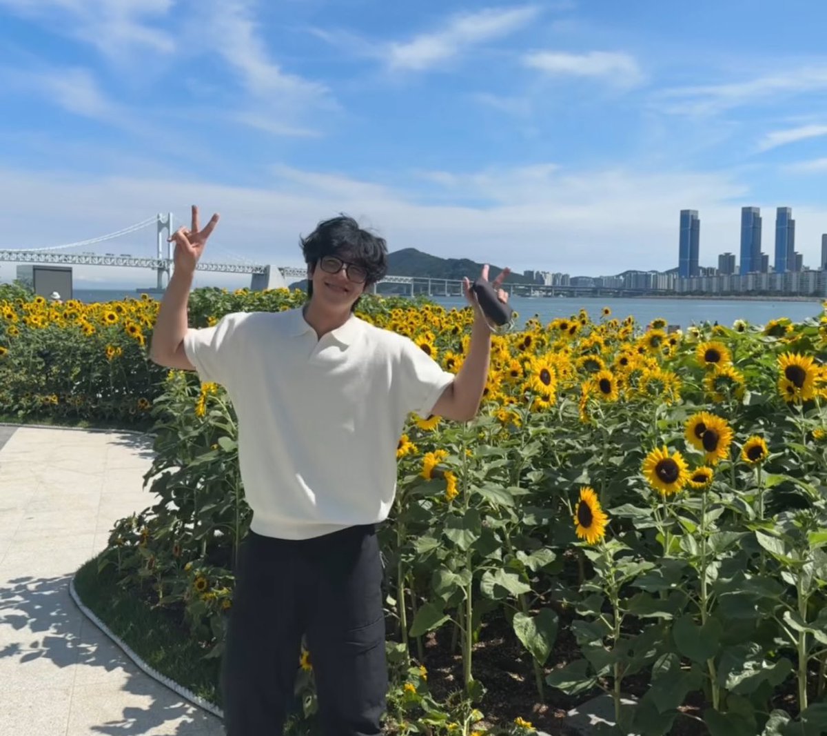 love_RoWoon0807's tweet photo. おはようございます☀️
화요일

今日はひまわりの日🌻
笑顔いっぱいの日になりますように😊

#チェジョンヒョプ #채종협 #ChaeJongHyeop 
#CHEAst🌻 https://t.co/8Xstc1FxVI