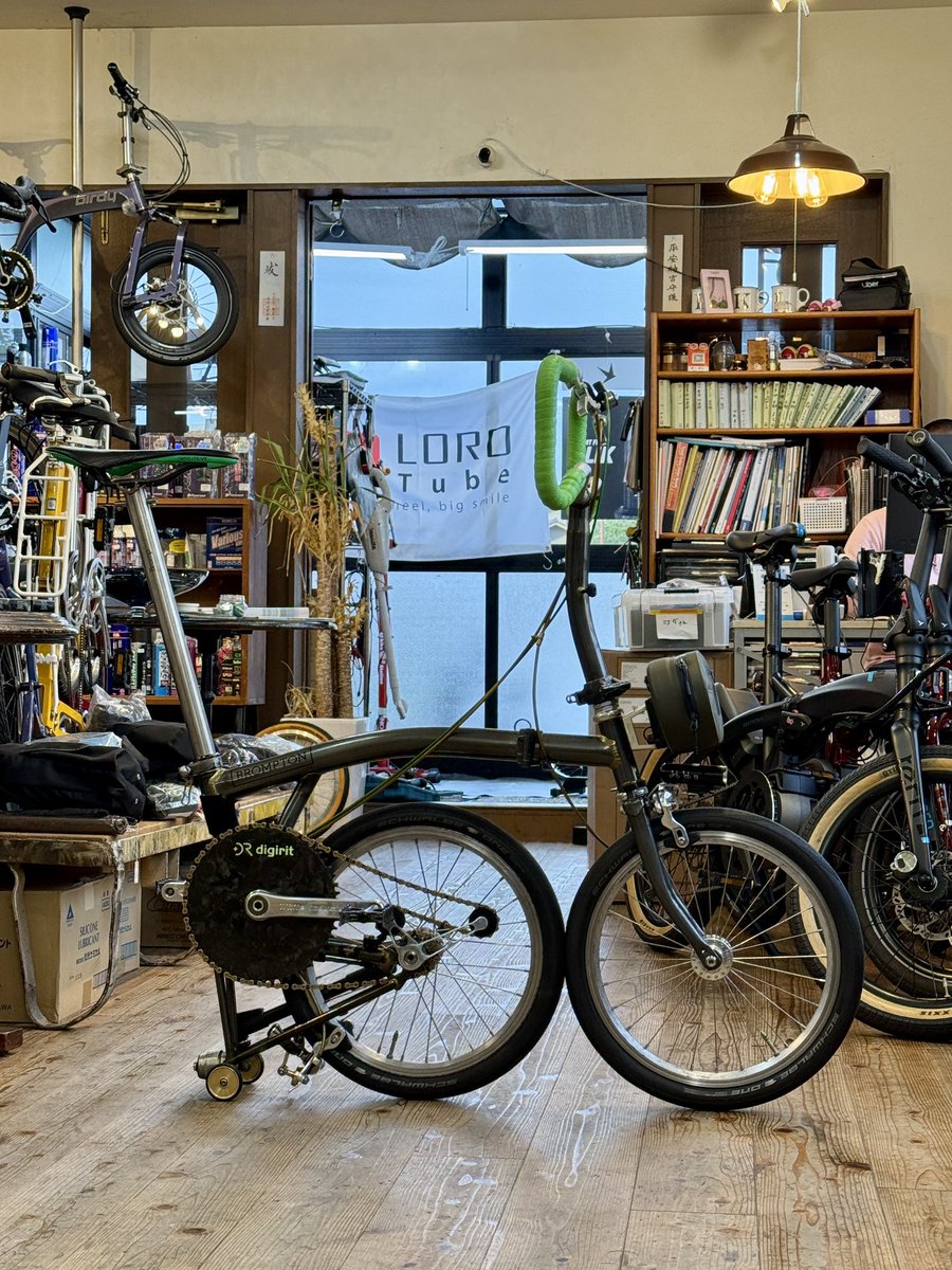 LoroTube's tweet photo. BROMPTON P2E RAV lacquer のメンテ🛠️

こちらのお客様のご要望で
世界初のホワイトインダストリー対応の
ディジリットチェーンリングが誕生しました。

#BROMPTON
#ブロンプトン
#小布 https://t.co/9kOZ55KSC3