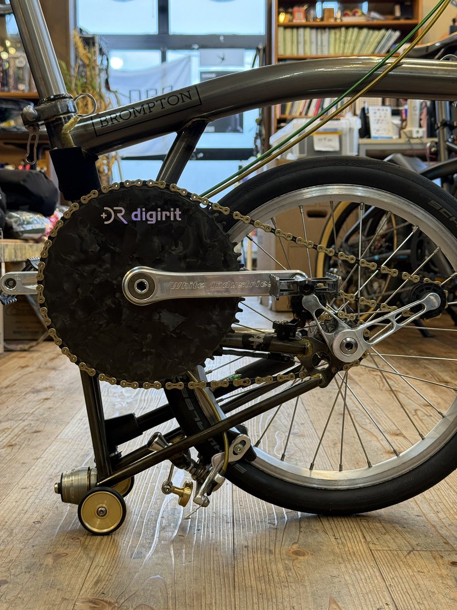 LoroTube's tweet photo. BROMPTON P2E RAV lacquer のメンテ🛠️

こちらのお客様のご要望で
世界初のホワイトインダストリー対応の
ディジリットチェーンリングが誕生しました。

#BROMPTON
#ブロンプトン
#小布 https://t.co/9kOZ55KSC3