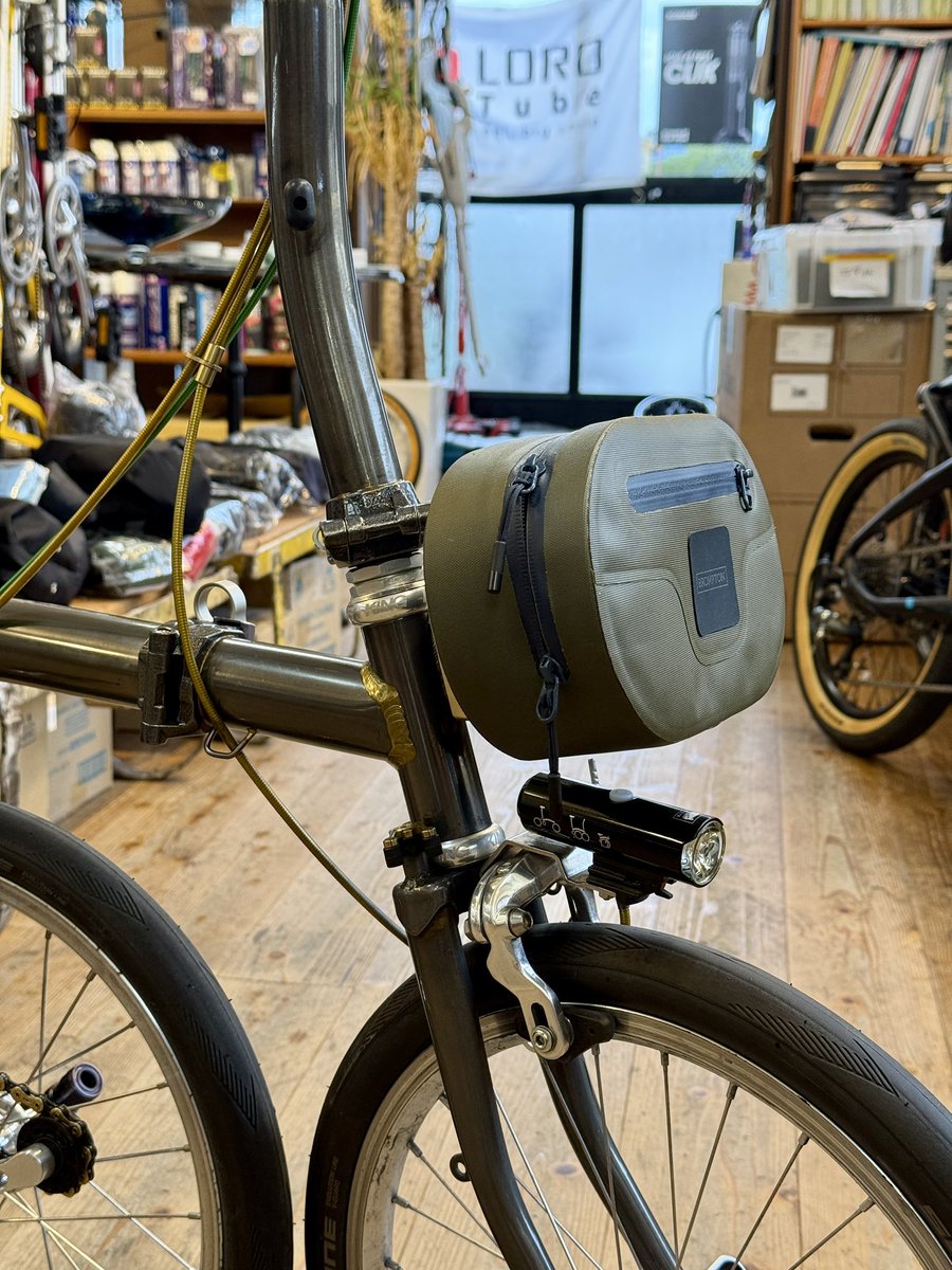 LoroTube's tweet photo. BROMPTON P2E RAV lacquer のメンテ🛠️

こちらのお客様のご要望で
世界初のホワイトインダストリー対応の
ディジリットチェーンリングが誕生しました。

#BROMPTON
#ブロンプトン
#小布 https://t.co/9kOZ55KSC3