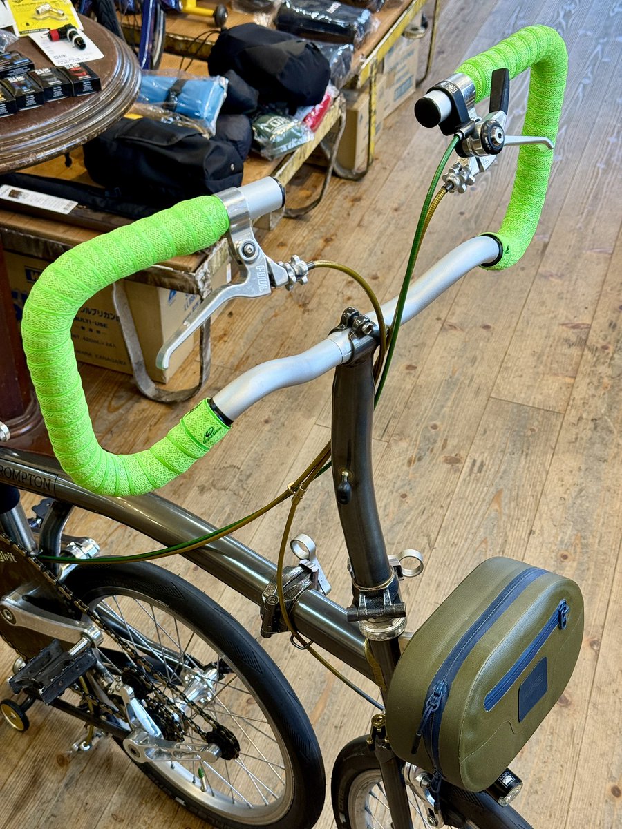 LoroTube's tweet photo. BROMPTON P2E RAV lacquer のメンテ🛠️

こちらのお客様のご要望で
世界初のホワイトインダストリー対応の
ディジリットチェーンリングが誕生しました。

#BROMPTON
#ブロンプトン
#小布 https://t.co/9kOZ55KSC3