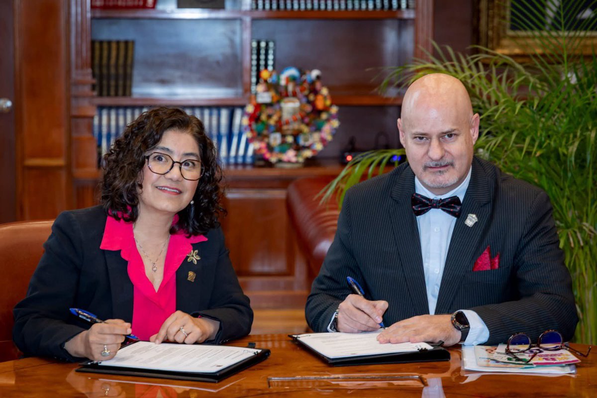PatyzarzaUaemex's tweet photo. En #tuaeméx impulsamos alianzas que promueven la cultura de la legalidad y la transparencia.

Con la firma del Convenio de Colaboración con el Sistema Anticorrupción del Estado de México y Municipios reafirmamos nuestro compromiso de impulsar acciones conjuntas de capacitación, investigación y vinculación que contribuyan a la formación integral de nuestra comunidad universitaria.

Esta es tu universidad, que fortalece sus alianzas para el bienestar en nuestra comunidad. Esta es #tuaeméx.