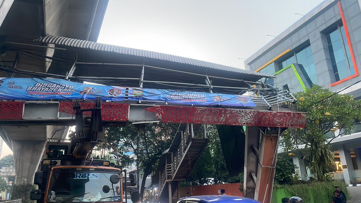 SonoraFM92's tweet photo. 06.53 Truck Crane menabrak JPO  sekitar pk.01.28 Wib di Jl. Kapten Tendean Mampang Pratapatan Jakarta Selatan. lalu lintas arah santa terpantau padat dan saat ini masih penanganan Petugas terkait agar pengendara menghindari ruas jalan tersebut
@TMCPoldaMetro https://t.co/33SjUQ0mlf