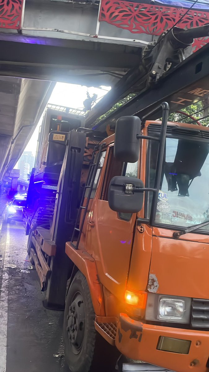 SonoraFM92's tweet photo. 06.53 Truck Crane menabrak JPO  sekitar pk.01.28 Wib di Jl. Kapten Tendean Mampang Pratapatan Jakarta Selatan. lalu lintas arah santa terpantau padat dan saat ini masih penanganan Petugas terkait agar pengendara menghindari ruas jalan tersebut
@TMCPoldaMetro https://t.co/33SjUQ0mlf