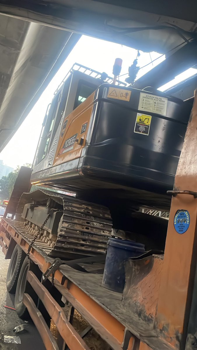 SonoraFM92's tweet photo. 06.53 Truck Crane menabrak JPO  sekitar pk.01.28 Wib di Jl. Kapten Tendean Mampang Pratapatan Jakarta Selatan. lalu lintas arah santa terpantau padat dan saat ini masih penanganan Petugas terkait agar pengendara menghindari ruas jalan tersebut
@TMCPoldaMetro https://t.co/33SjUQ0mlf