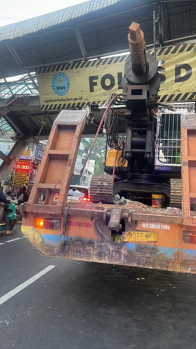 SonoraFM92's tweet photo. 06.53 Truck Crane menabrak JPO  sekitar pk.01.28 Wib di Jl. Kapten Tendean Mampang Pratapatan Jakarta Selatan. lalu lintas arah santa terpantau padat dan saat ini masih penanganan Petugas terkait agar pengendara menghindari ruas jalan tersebut
@TMCPoldaMetro https://t.co/33SjUQ0mlf