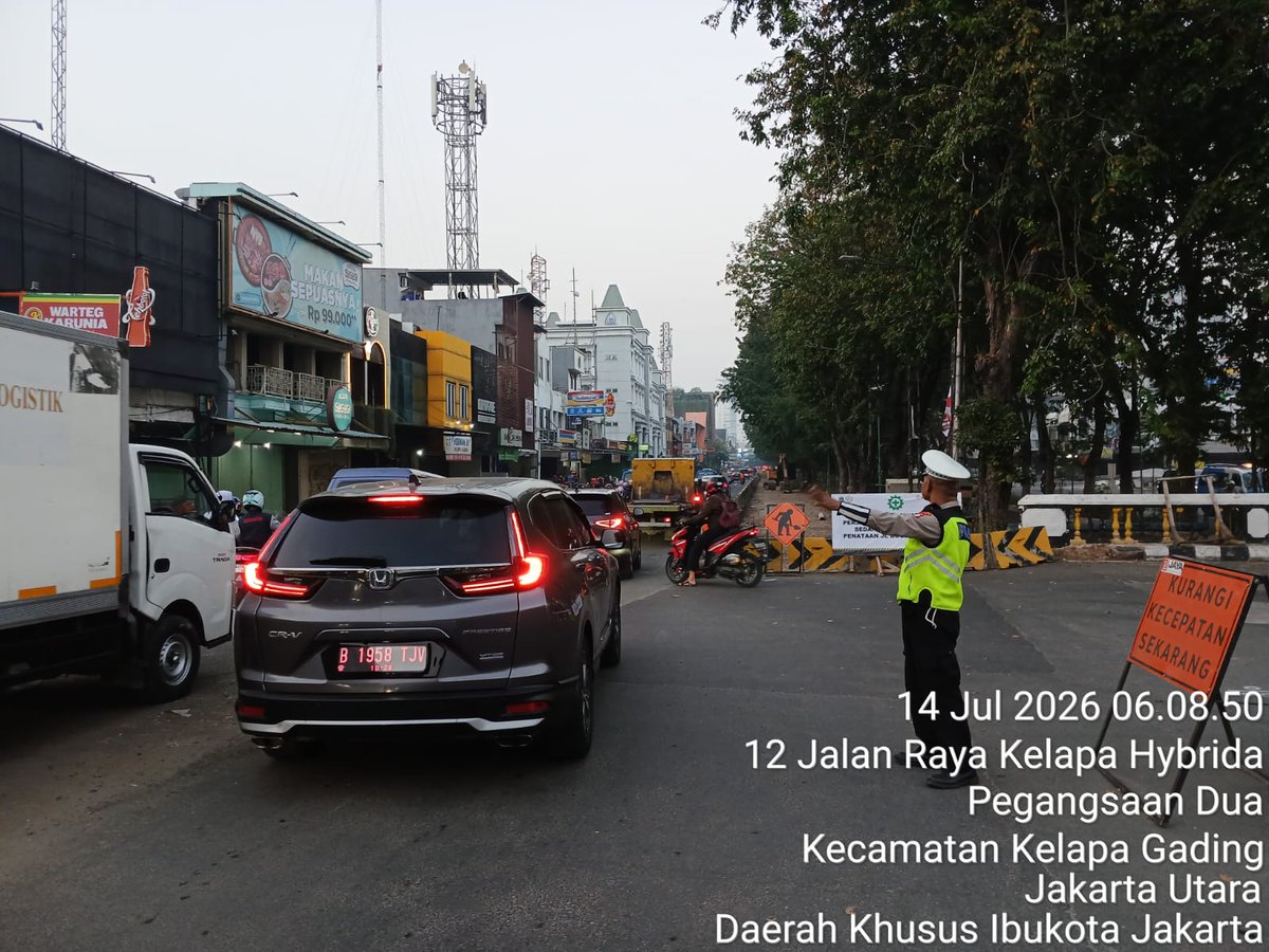 SonoraFM92's tweet photo. 06.37 Imbas proyek pengaspalan jalan di Jl. Nias Kelapa Gading Jakut arah Pegangsaan lalu lintas tersendat
@TMCPoldaMetro https://t.co/NvCX4daeB2